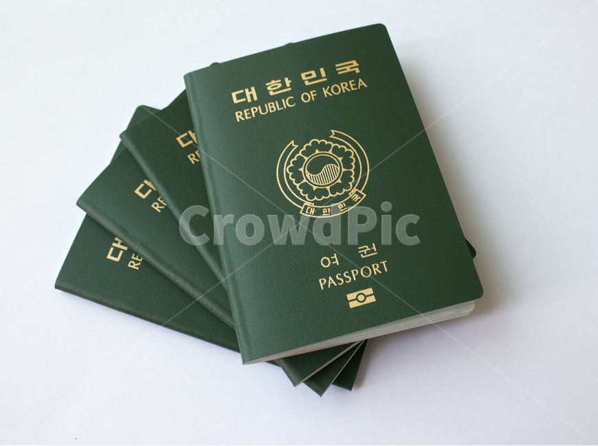 passport,id,business,card,citizen,emigration,identification,identity,international,korea,pass,republicofkorea,security,신분증,여권,한국여권,대한민국여권,사물,물건,한국,대한민국,다수,여러개,여행,표지,겉면,비지니스,녹색,그린,초록색,흰배경