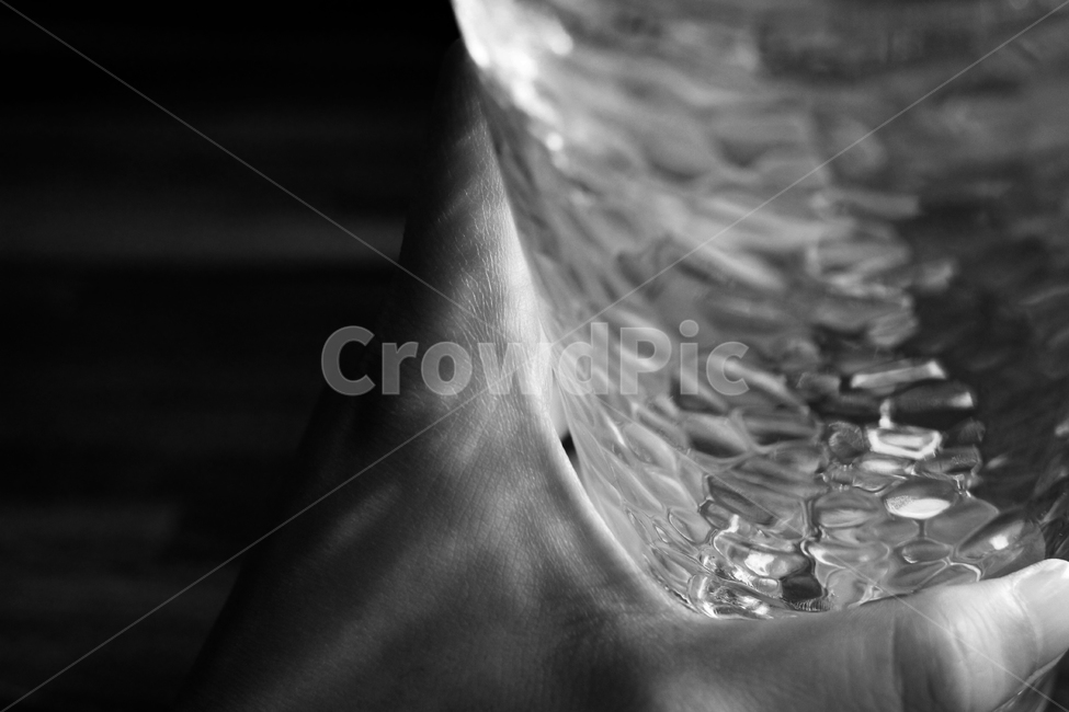 손,빛,그림자,반사,불투명,흑백,유리,명암,유리컵,흑백,모노톤,monochrome,black and white,사물,물건,오브젝트,thing,object,matter