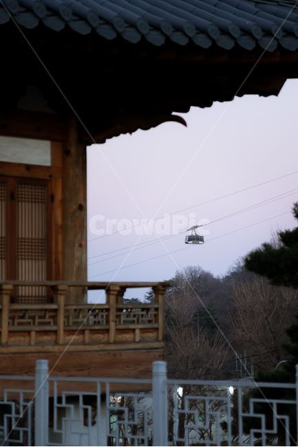 케이블카,한옥,하늘,sky,동네,풍경,landscape,도시,city,한국도시풍경,한국도시경관,korea,cityscape,배경화면,서울,남산,한국전통,한국문화,korean traditional,korean culture,건축물,건물외관,exterior,building,structure,architecture,construction