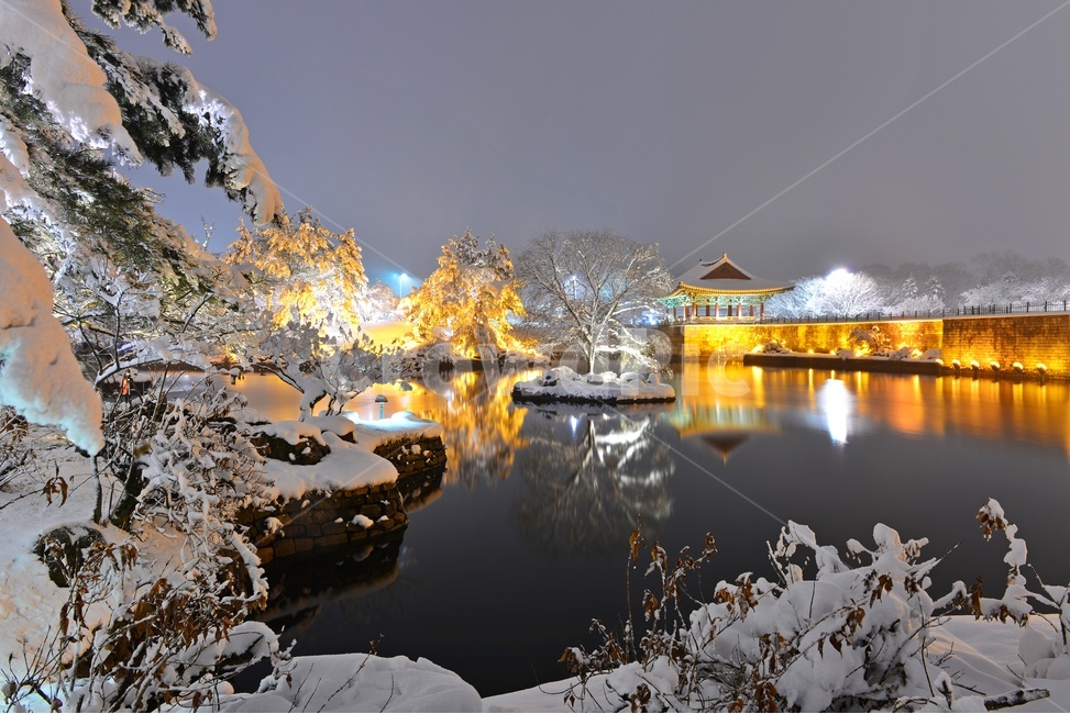 building,건물,architecture,건축물,water,물,nature,자연,outdoors,옥외,경주,안압지,안압지설경,설경,겨울,계절,폭설,눈,경치,풍경,야경,안압지야경,반영