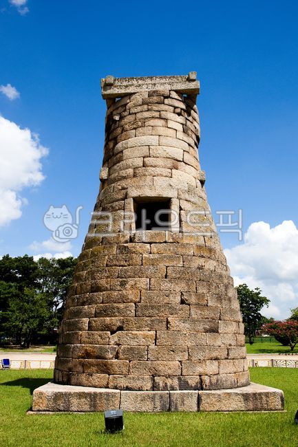 Cheomseongdae,World Cultural Heritage,National Treasure,Architecture,Gyeongbuk,Gyeongju,Gyeongju Eastern Historic Site,Ancient Architecture,Low Angle,Cultural Heritage,Historic Site,Silla,Landscape,Sky,Clouds,Korea,Tower