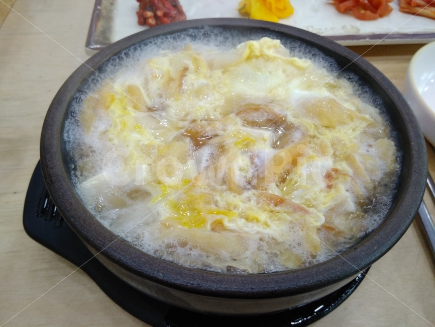 북어국,돌솥,따뜻한,끓고있는,뚝배기,점심식사,저녁식사,해장국,아침식사,음식,식재료,요리,food,cook,meal,dishes,food reserves,한식,한국음식,한국요리,korean food,korean dishes,korean meal,korean cook
