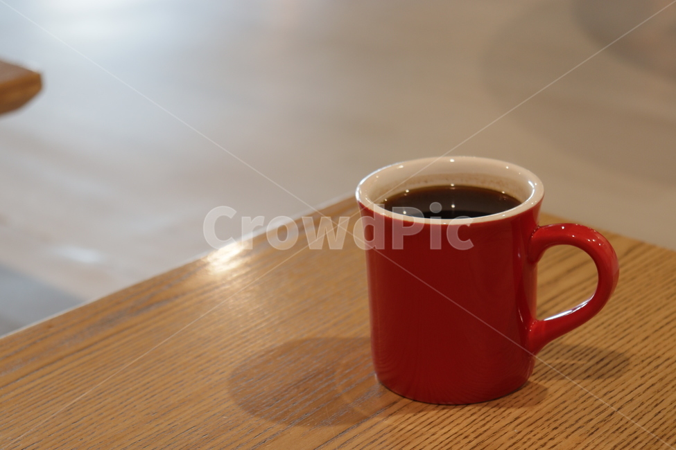 컵,아메리카노,따뜻한아메리카노,뜨거운아메리카노,커피,머그컵,탁자,원목,카페,붉은컵,빨간컵,음료,커피,카페,coffee,cafe