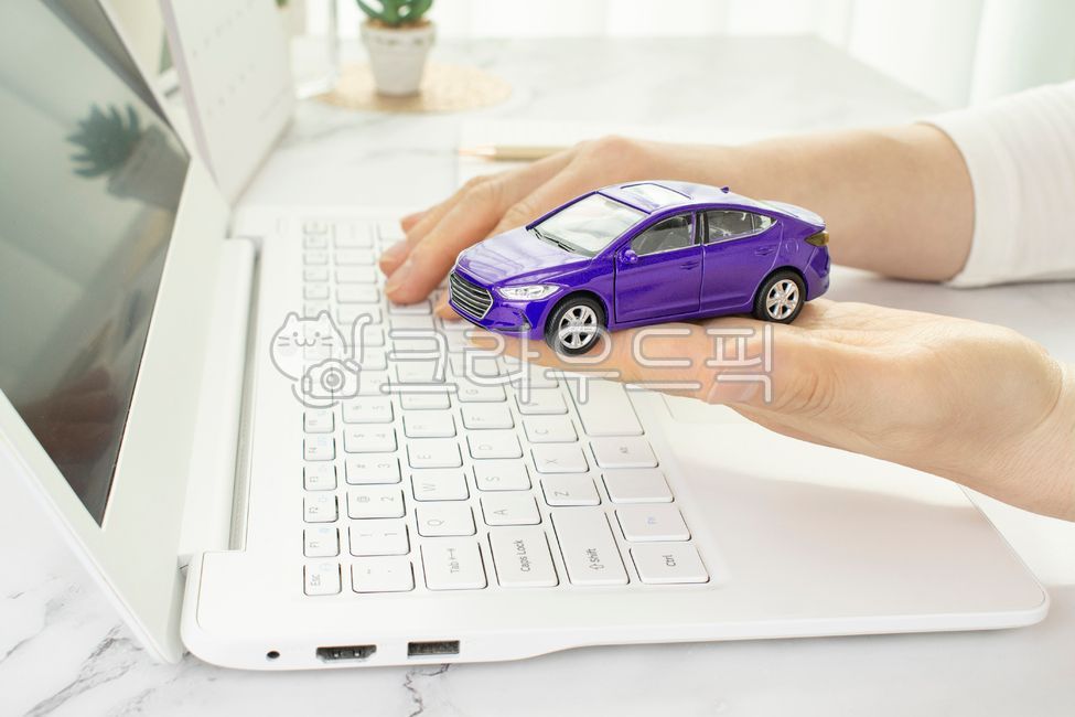 insurance,computer keyboard,Transportation,concept,laptop,speed,sales,Electronic products,automobile,computer,car insurance,design,model,female,table,traffic,toy,hand,income deduction,keyboard,business,work,Traffic Accident,mobile,tax,monitor,technology,p