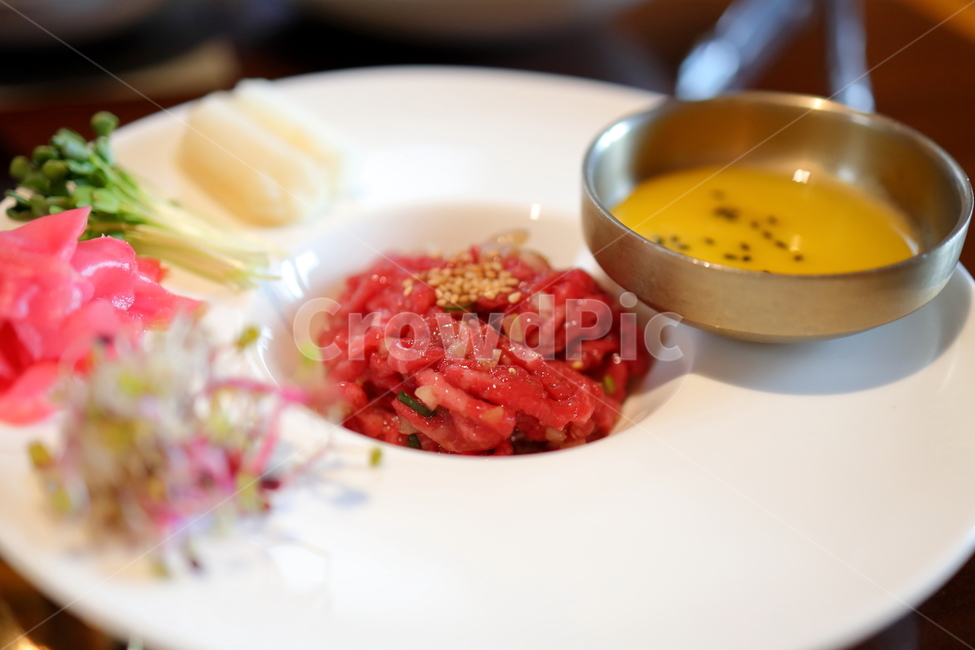 한정식,메인메뉴,육회,무침,접시셋팅,음식,식재료,요리,food,cook,meal,dishes,food reserves,육류,고기,meat