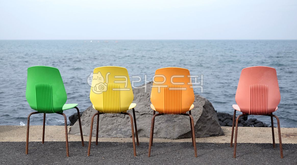 의자,바다,빈자리,휴식,chair,가구,furniture,sea,수평선,빈의자,플라스틱의자,칼라의자,야외의자,야외,여유,간이의자