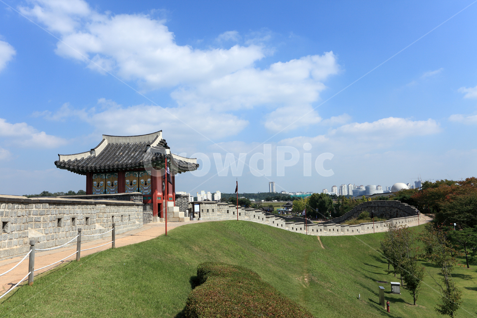 수원화성,수원성,수원,화성,문화재,사적,풍경,성,누각,망루,정자,건축,건축물,건물,전통건축,전통건축물,유적,유적지,성곽,포루,명소,하늘,구름,배경,백그라운드,길,산책,산책로,잔디,언덕,유네스코,세계문화유산,문화유산,세계유산,고건축,조선,조선시대,관광지,문화,역사,수원시,경기도,한국,한국전통,한국문화,korean traditional,korean culture,랜드마크,landmark,tourist attraction,한국랜드마크,한국관광지,한국명소,korea landmark,korea tourist attraction,건축물,건물외관,exterior,building,structure,architecture,construction