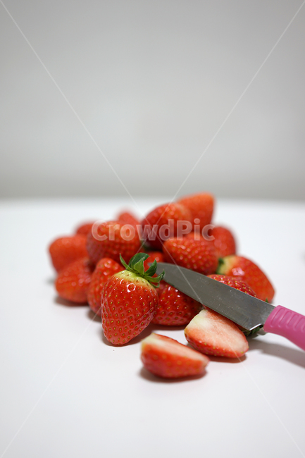 딸기,strawberry,과일,음식,겨울철과일,빨강,레드,red,베리,칼,과일칼,과도,음식,식재료,요리,food,cook,meal,dishes,food reserves,과일,열매,fruit