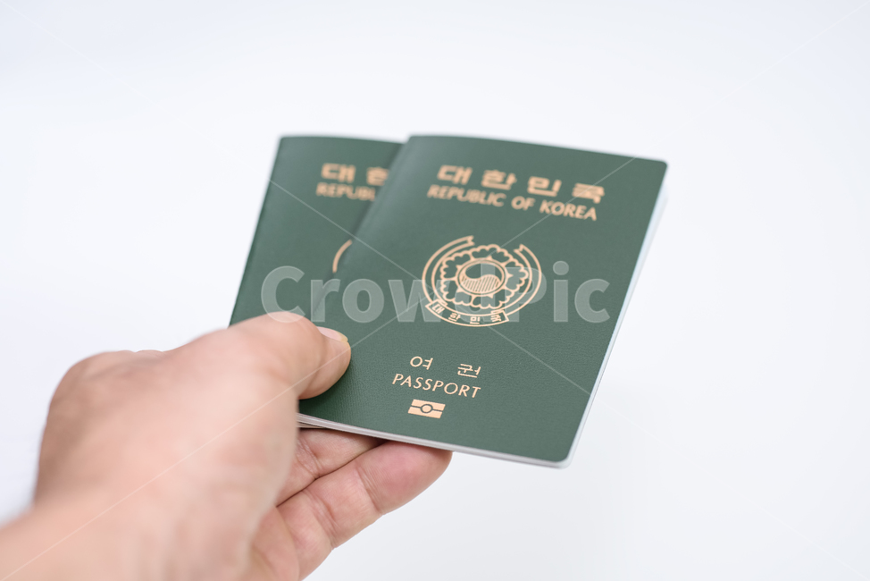 여권,대한민국,신분증,승객,탑승,비행,녹색,전자여권,손,신체일부,여행객,생활,제출,출국,입국,검사,흰,흰색,배경,여행,휴가,traveling,vacation,trip