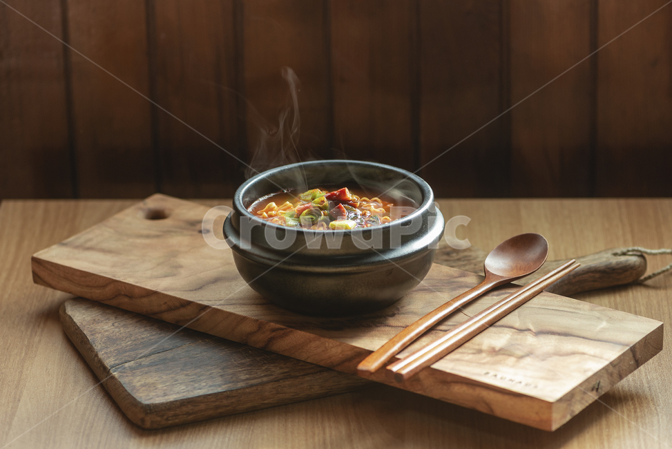 라면,뚝배기,나무도마,나무테이블,매운라면,육개장라면,한국라면,매콤한,칼칼한,음식,식재료,요리,food,cook,meal,dishes,food reserves,한식,한국음식,한국요리,korean food,korean dishes,korean meal,korean cook