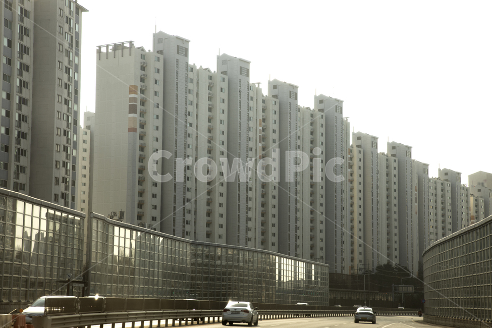 residential area,blue sky,distance,city,street scene,dwelling,industry,house,building,automobile,soundproof wall,car,Apartment complex,clear weather,Clear weather,only,sight,cityscape,block,sunny,high rise building,mansion,traffic,sky,passenger car,roadsi