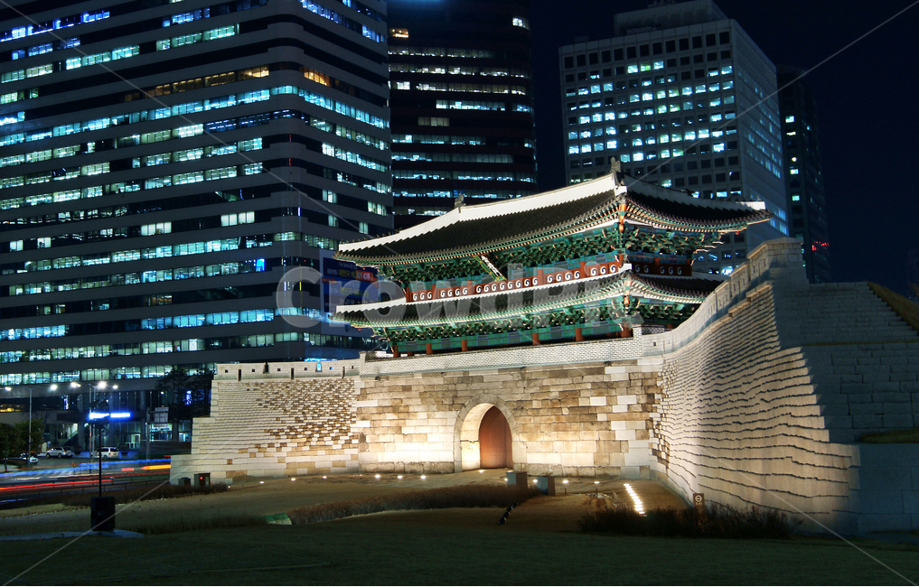 숭례문,남대문,단청,고건축,국보,성곽,정문,유적,성벽,야경,밤,풍경,nightscape,night,landscape,한국전통,한국문화,korean traditional,korean culture,랜드마크,landmark,tourist attraction,한국랜드마크,한국관광지,한국명소,korea landmark,korea tourist attraction,건축물,건물외관,exterior,building,structure,architecture,construction,건물,worship,예배,shrine,신사,pagoda,탑