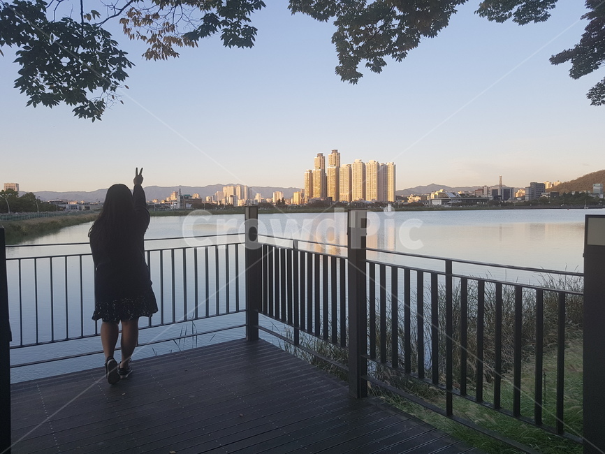 뒷태,뒷태미녀,강,건물뷰,노을,석양,뒷모습,여자