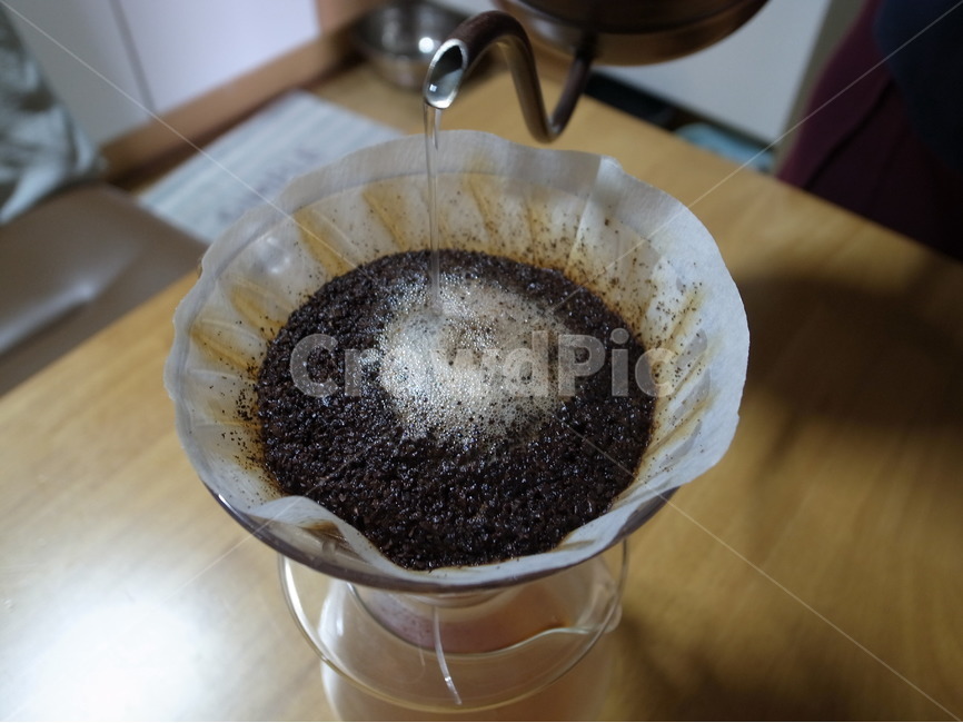 커피,드립커피,드립과정,서버,드리퍼,갈은원두,드립,coffee,drip,추출,커피추출,누끼,커피,카페,coffee,cafe