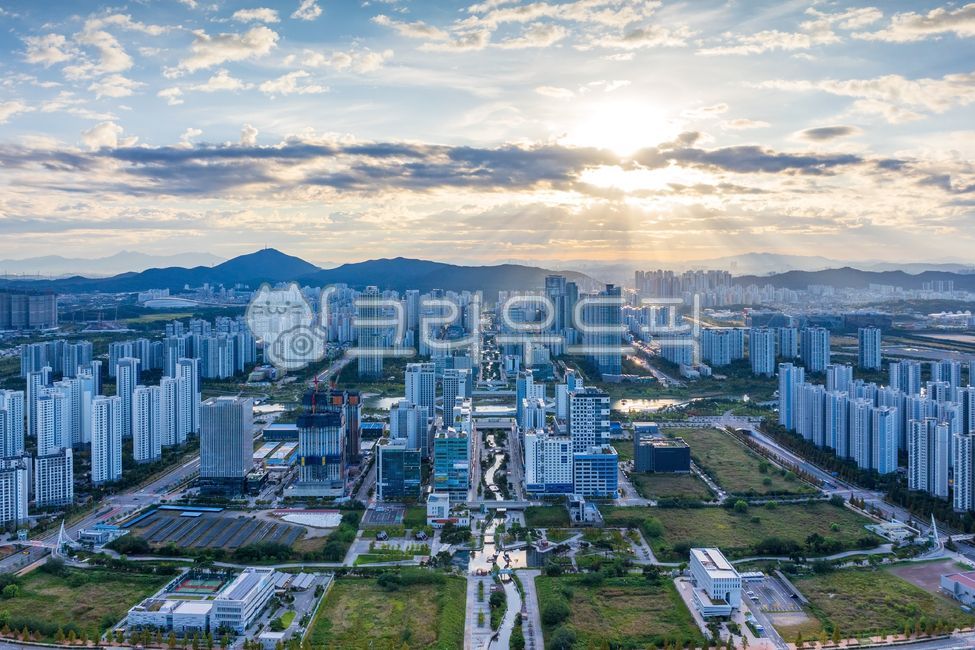 Cheongna International City,Cheongna-dong,Cheongna District,Apartment,Incheon City,Building,High-rise Building,City,Downtown,Residential Area,Residence,Building,Cloud,Sunrise,Morning,Sun,Sky,Incheon,Cheongna New Town,Cityscape