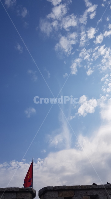 구름,하늘,파란하늘,하얀구름,뭉게구름,특이한구름,bluesky,cloud,nature,자연,outdoors,옥외,sky,azuresky,푸른하늘,깃발,flag,이중구름