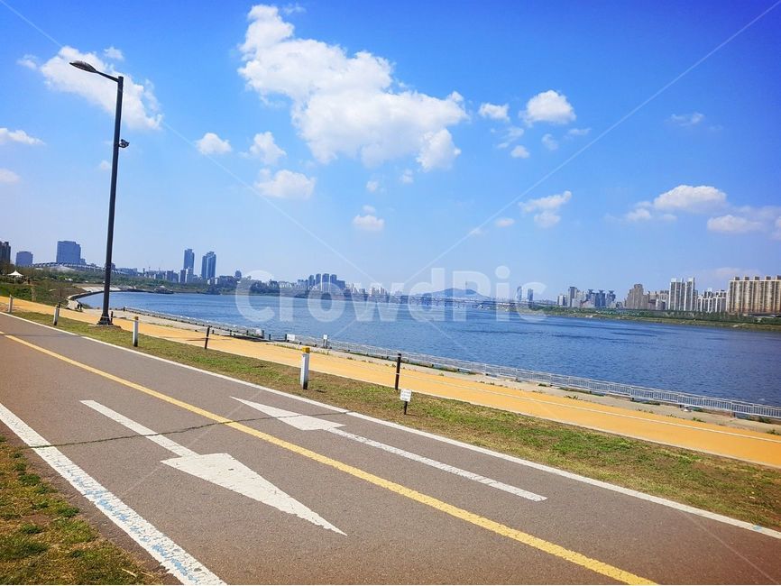한강,한강공원,오후,봄,파란하늘,하늘,맑음,도로,자전거도로,깔끔함,상쾌함,강,풍경사진,풍경,강뱐,한강강변,한적함,주말,자연풍경,길,도시,풍경,city,landscape,한국도시풍경,한국도시경관,korea cityscape,road,asphalt,아스팔트,highway,고속도로,freeway,고속 도로