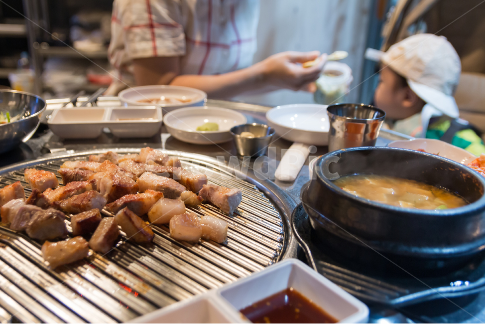 삼겹살,된장찌개,고기,돼지고기,돼지,육류,불판,철판,숯불,구이,숯불구이,회식,외식,맛있는,찌개,음식,한국요리,한식,소스,상차림,파채,파무침,식사