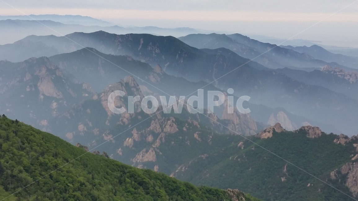 자연,nature,봄,푸릇푸릇,설악산,등산,설악산풍경,설악산경치,한국풍경,한국경치,강원도,능선,돌,괴암괴석,장관,나무,tree,구름,운무,새벽,산,mountain,산맥