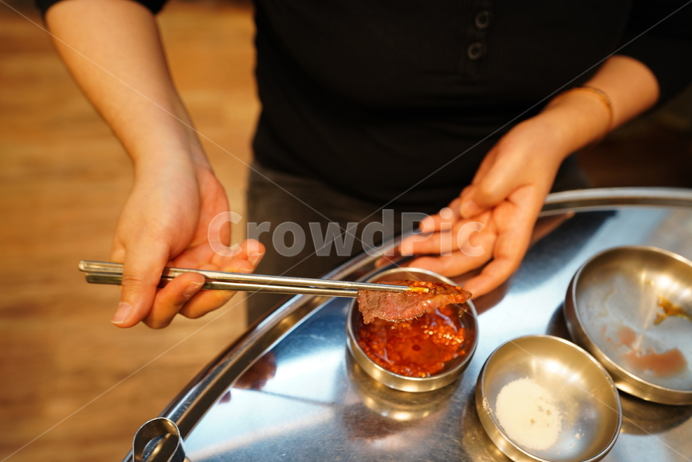 한우,육식,육류,고기,식사,안주,먹거리,한식,음식,구이,food,사람,person,human,인간