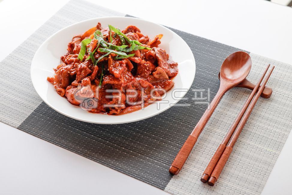 meat eating,Stirfried pork,cook,Korean,plate,chili pepper paste,pork,bowl,delicious,food,pig,meal,Korean food,meat,stirfry,ingredients,cooking