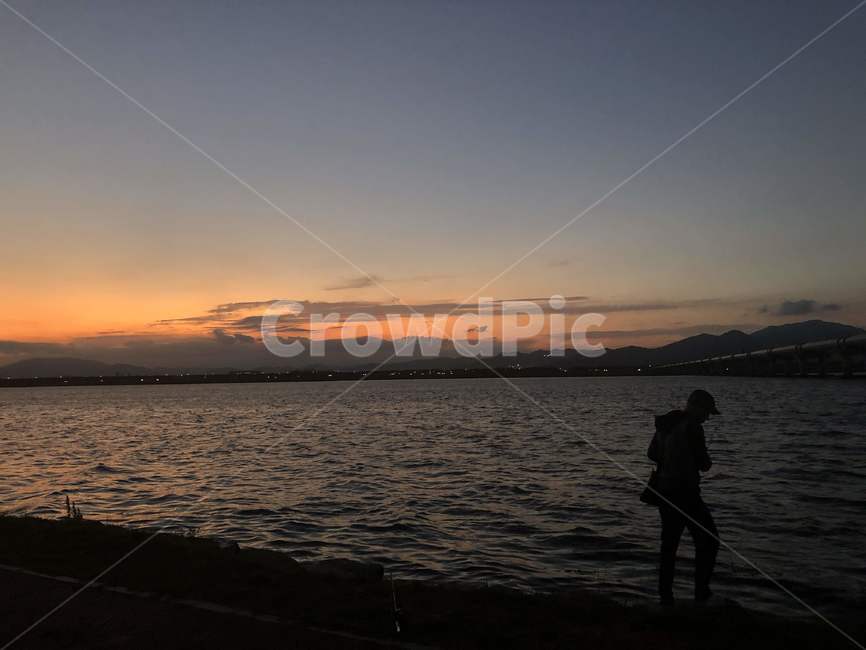 nature,자연,human,인간,person,사람,outdoors,옥외,dusk,황혼,sky,하늘,sunset,일몰,dawn,새벽,redsky,붉은하늘