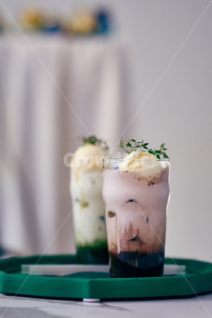 허브,herbs,아이스크림,아이스초코,초코,카페,cafe,음료,beverage,유리컵,초록색,green,latte,마실것,우유,milk,drink,음료수,drink,beverage