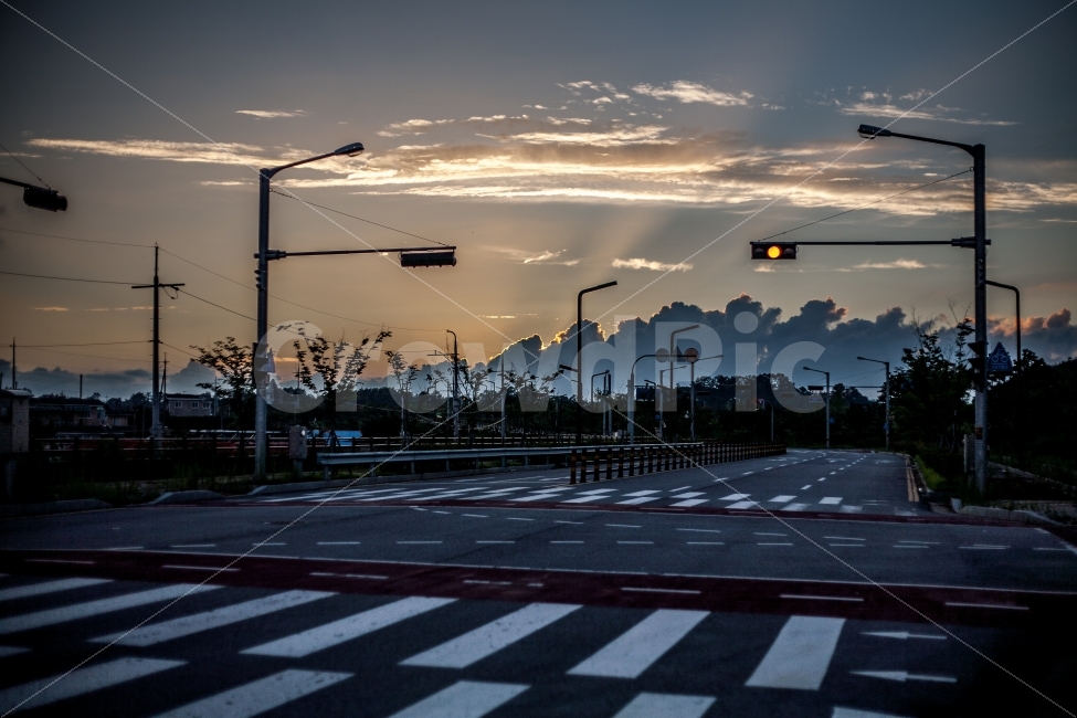 저녁놀,텅빈도로,신호등,sunset,crossroad,교통,교통수단,traffic,transportation,감성,sensible,feeling,asphalt,아스팔트,road,도로