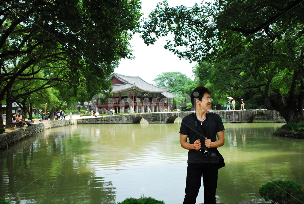 광한루,보물281호,광한루호수,돌다리,전통한옥,traditionalarchitecture,남성,남자,trip,여행,휴가,vacation,traveling,man,male,인간,person,human,브이넥,반팔티,namwon,gwanghanru