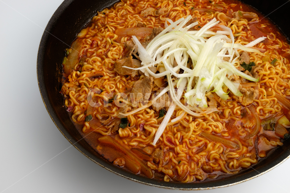 라면,국수,국물,파,음식,고기,인스턴트,식사,맛있는,인스턴트음식,간단한,누들,간식,꼬불꼬불한,밀가루,뜨거운,부드러운,양념,야채,채소,매콤한,매운,고추,건더기,조미료,기름진