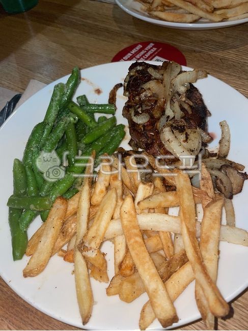 steak,greenbean,delicious,dinner,food,french fries,meal,green bean,dish,fries,western food,dinner menu