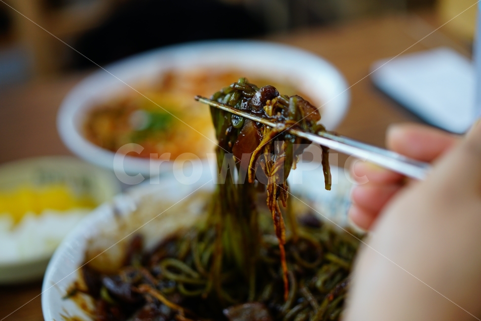 	짜장면,짜장,자장면,중화요리,중식,먹방,푸드,음식,메뉴,식사,먹부림,자장,입맛,별미,면요리,면발,면,젓가락,젓가락질,사람,인물,인간,human,person,신체일부,몸,body,음식,식재료,요리,food,cook,meal,dishes,food reserves,면류,면요리,noodles,중식,중국음식,중화요리,chinese food,chinese dishes,chinese meal,chinese cook
