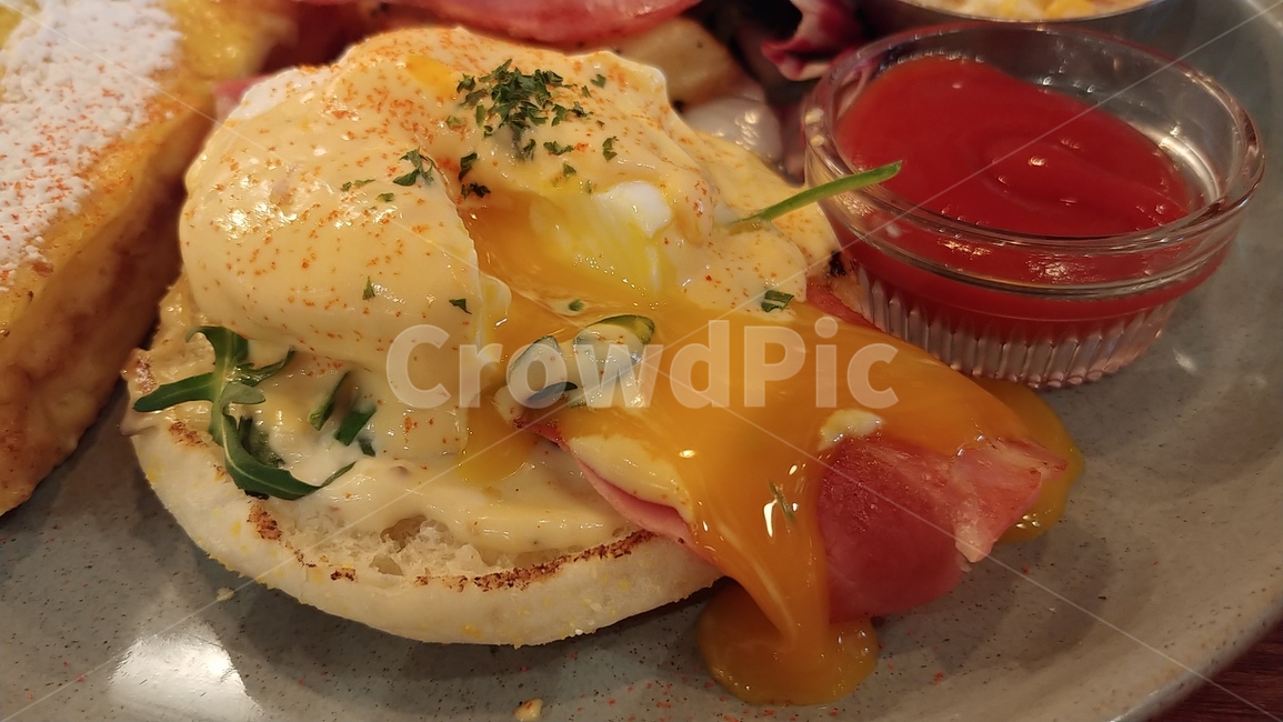 에그베네딕트,브런치,음식,food,brunch,salad,수란,소시지,캐첩,노른자,계란,먹음직스러운,베이컨,빵,bread