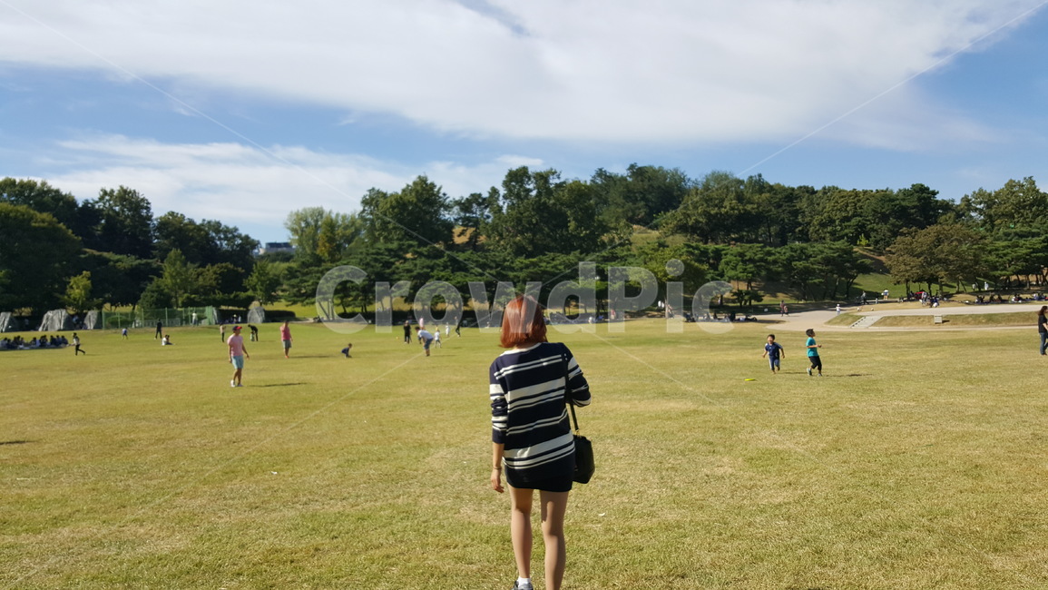 들판,뒷모습,맑은날,하늘,올림픽공원,푸른날,맑음,여자뒷모습,여자,공원,사람들,피크닉,여행,휴일,나무,동산,잔디밭,넓은,트인,사람,인물,인간,human,person,여성,여자,woman,female,lady,여행,휴가,traveling,vacation,trip