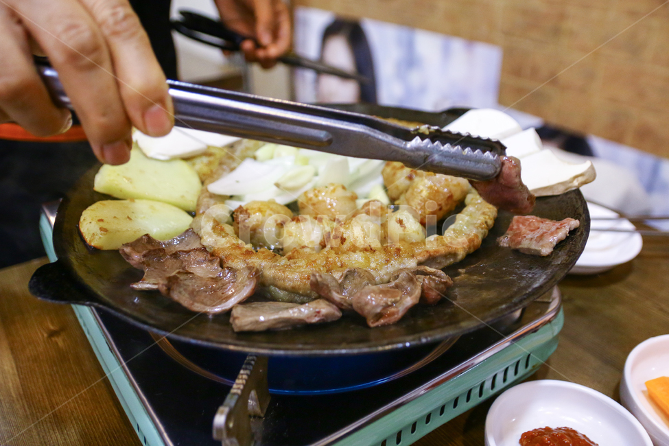 곱창,소곱창,대창,막창,염통,곱창구이,철판구이,외식,회식,곱창집,창자,육류,육식,고기,쫄깃한,고소한,느끼한,기름진,음식,메뉴,요리,상차림,음식점,한국요리,한국음식,맛있는,부추,채소,버섯,식사,음식,식재료,요리,food,cook,meal,dishes,food reserves,한식,한국음식,한국요리,korean food,korean dishes,korean meal,korean cook