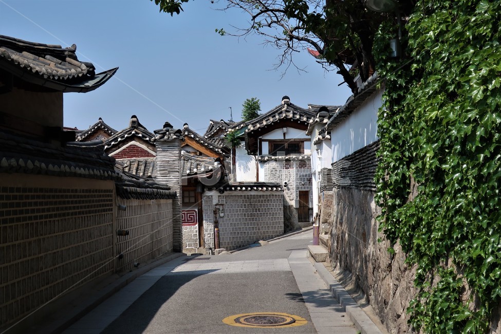 골목,전통,빈티지,한옥,북촌,서울,한국,대한민국,집,디자인,건축,건축물,문화,스타일,목재,주택,기와,지붕,처마,돌담,고풍,보존,보호,구조,전통미,가옥,풍경,도시,풍경,city,landscape,한국도시풍경,한국도시경관,korea cityscape,골목길,alley,한국전통,한국문화,korean traditional,korean culture,flagstone,판석