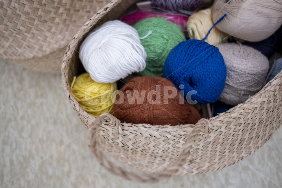 wool,knitting,basket,weaving,실,위빙,실들,컬러플,바구니,바느질,직조,컬러,color,colorful,blue,파랑,노랑,yellow,green,초록,흰색,화이트,white,대나무,사물,물건,오브젝트,thing,object,matter