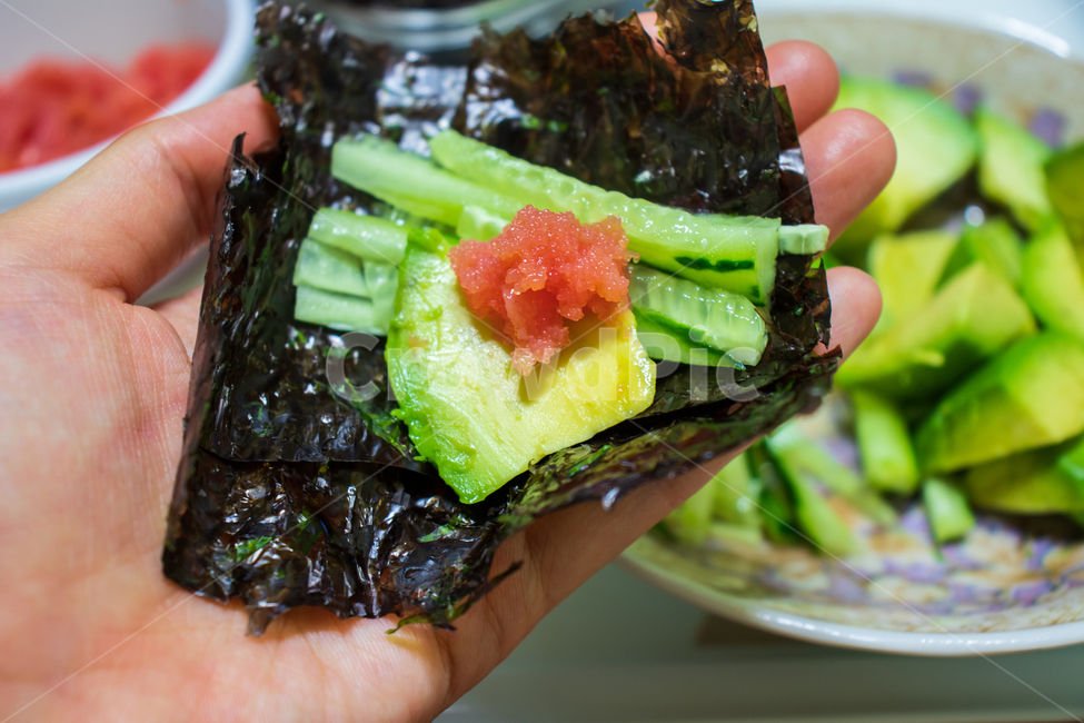 한국음식,아보카도,avocado,쌈,에피타이저,음식,디저트,다이어트,아보카도쌈,후식,에피타이져,다이어트식,식사,채소,야채,과일,쌈채소,채소쌈,샐러드,먹거리,한국식,건강한,건강,건강음식,건강식,요리,명란젓,명란젓갈,오이,김,재료,식재료,음식재료,식품,푸드,손,손가락,웰빙,웰빙푸드,아침,점심,저녁,아침식사,점심식사,저녁식사,간식,맛있는,영양,영양가,그린,초록,초록색,녹색,신선한,싱싱한,한국,대한민국,코리아,아시아,문화,food,healthy,vegetable,appetizer,meal,dessert,salad,koreanfood,foods,healthyfood,healthyeating,cuisine,cooking,saltedpollackroe,cucumber,seaweed,driedseaweed,layer,ingredient,eating,breakfast,lunch,dinner,diet,snack,delicious,plate,green,health,fruit,gourmet,fresh,freshness,korea,korean,southkorea,republicofkorea,hand,finger,asia,asian,raw,nutrition,culture,dish,slice,sliced