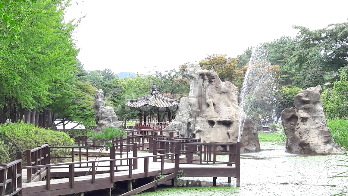 남이섬,정자,분수,연못,바위