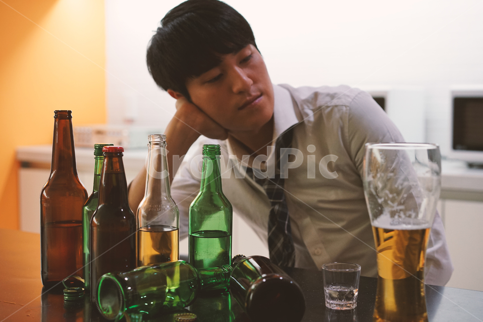 남성,남자,술,음주,과음,숙취,알콜,소주,맥주,비어,술병,술잔,사람,인물,인간,human,person,남성,남자,man,male,술,주류,alcohol