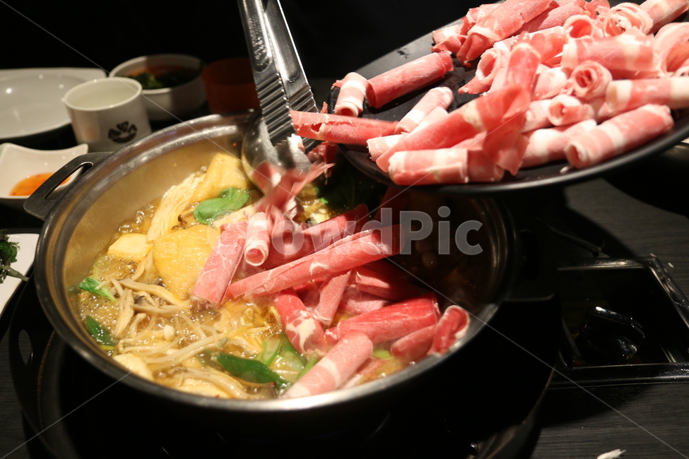 요리,샤브샤브,고기,전골,재료,테이블,식당,외식,저녁,메뉴,음식,식재료,요리,food,cook,meal,dishes,food reserves