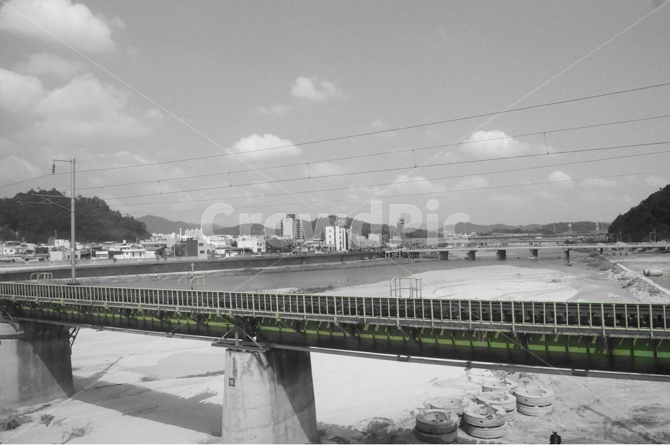 기찻길,다리,흑백다리,기찻길흑백,bridge,철교,모래,하천,강다리,흑백,모노톤,monochrome,black and white,건축물,건물외관,exterior,building,structure,architecture,construction