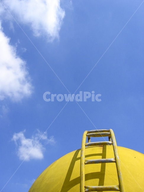 하늘,흰구름,노란,물탱크,계단,올라감,watertank,yellow,stairs,cloud,sky