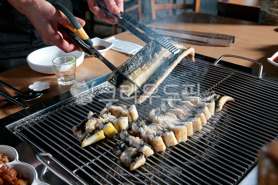 장어구이,고창장어,풍천장어,셀프장어구이,풍천장어구이,고창장어구이,고창풍천장어,민물장어,장어요리,고창민물장어,풍천민물장어,먹방,민물장어숯불구이,참나무숯불,민물장어구이,물고기,초복,중복,말복,숯불,숯불구이,말복음식,초복음식,중복음식,복날,복날음식,건강식,영양식,보양식,건강,건간음식,영양음식,보양음식,먹거리,맛집,한식,한정식,한국음식,전통음식,건강요리,요리,전통요리,한국요리,음식점,식당,한국음식점,한국식당,원기회복,셀프장어,장어,석쇠,구이,식사,가위,bbq,바베큐,food,음식