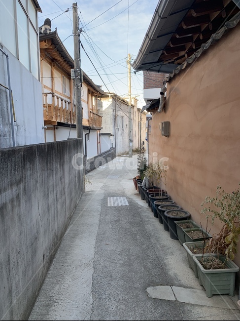 한옥,골목,화분,전봇대,하늘,황토,hanok,alley,골목길