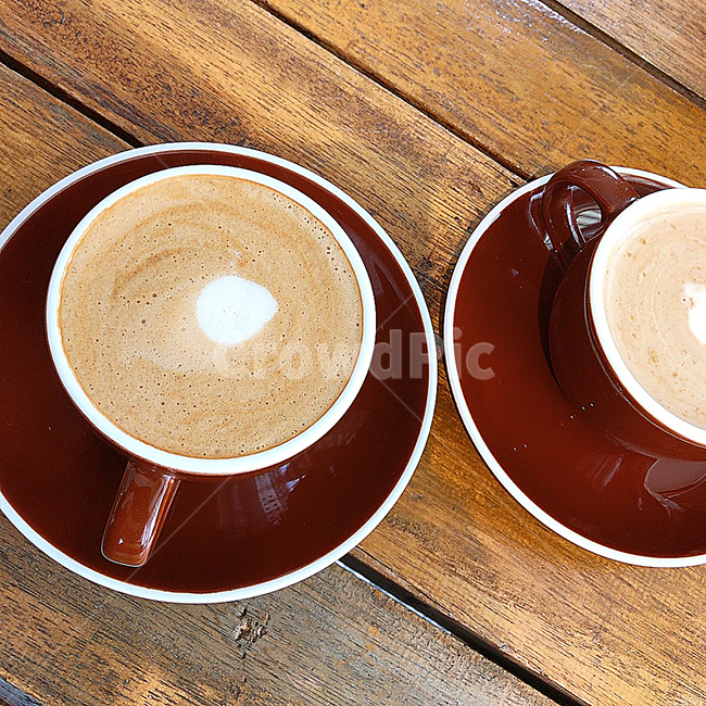 drink,cup,컵,마실것,latte,라떼,coffee,커피,받침접시,도기류,카페라떼,cafelatte,cafe,카페,테이블,wood