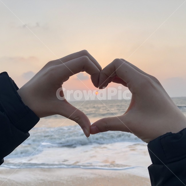 해닐녘,노을,하트,바다,파도,손하트,겨울,붉은노을,hand,손,person,사람,holdinghands,human,인간
