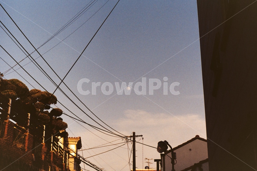 달,하늘,전깃줄,주택가,골목길풍경,구름,moon,sky,아날로그,골목길,필름사진,cloud,가로등,전봇대