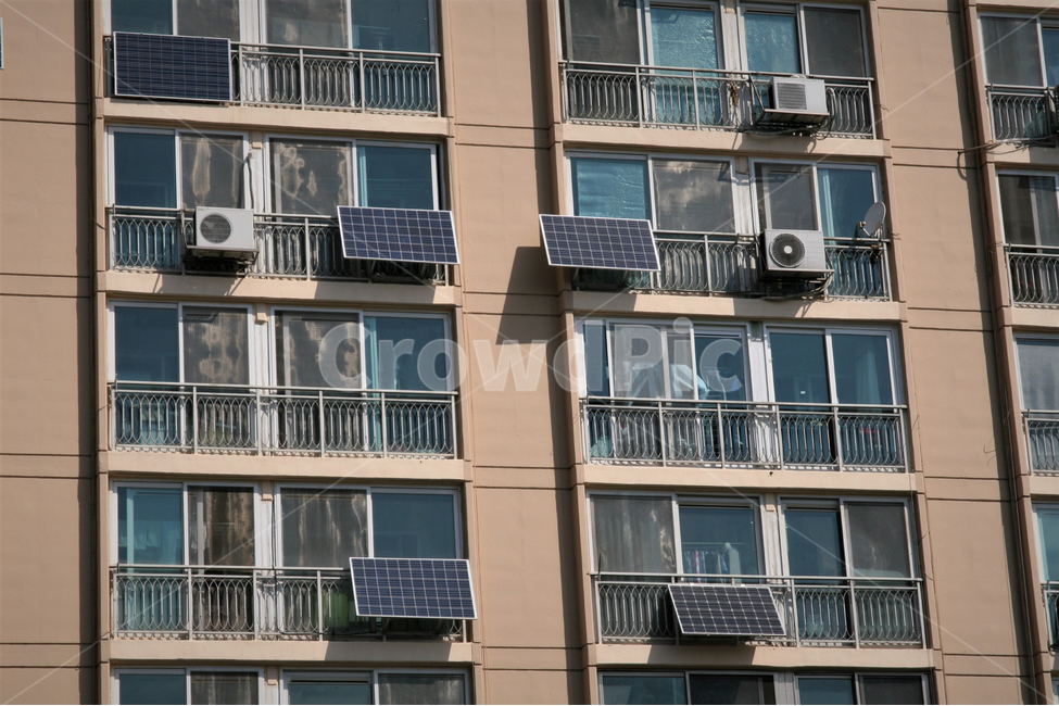 아파트,에어컨,태양광,발전,패널,산업,industry,industrial,에너지산업,energy industry,건축물,건물외관,exterior,building,structure,architecture,construction,window,창문
