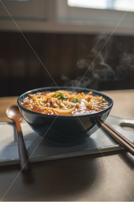 라면,뜨거운,토마토라면,매운음식,라면요리,나무테이블,흰색도마,수저,젓가락,숟가락,매운,매콤한,ramen,tomatoramen,토마토라면,면요리,간편식,인스턴트,한국라면,음식,식재료,요리,food,cook,meal,dishes,food reserves,면류,면요리,noodles,한식,한국음식,한국요리,korean food,korean dishes,korean meal,korean cook
